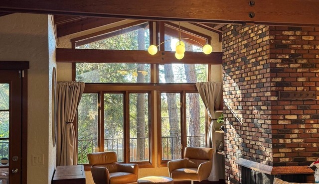 Mid-Century Modern Beauty - Movie Theater, AC!
