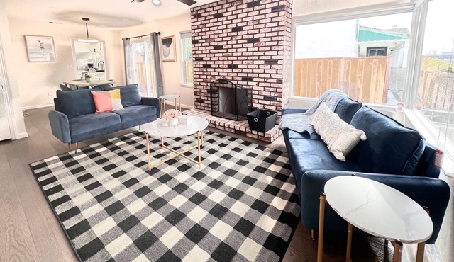 Mid-century Modern Chic Home Close to HWY & Downtown - Pet Friendly