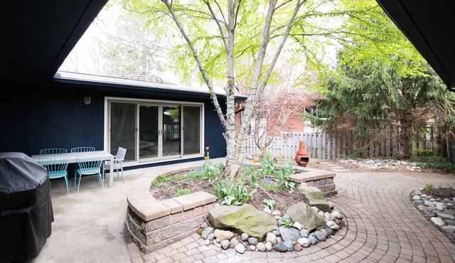 Mid Century Modern House: Beautiful, Spacious & Close To Stadium