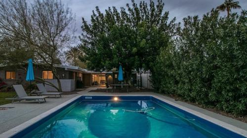 Mid-Century Modern wBackyard Oasis Putting Green