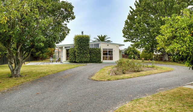 Mid Century Oasis - Hastings Holiday Home