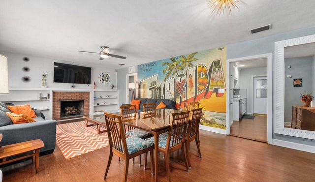 Midcentury Marvel 5-bedroom pool house – walk to UF Stadium & Campus