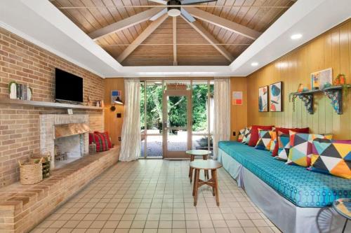 Midcentury Modern - Pool & Hot tub - Retro Retreat