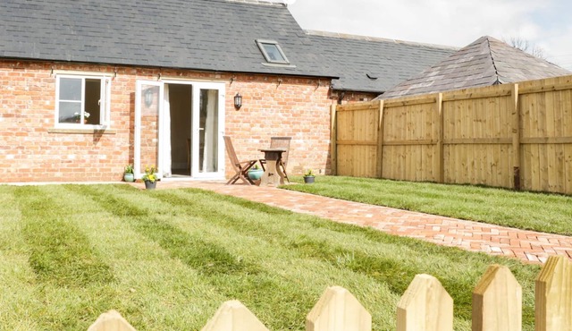 MIDDLE COTTAGE, pet friendly, character holiday cottage in Westbury