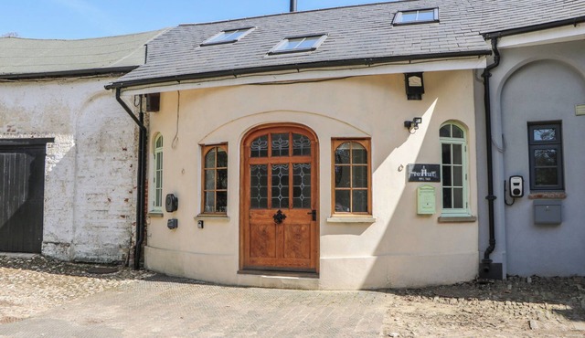 MIDDLE TOWER, character holiday cottage in Reigate