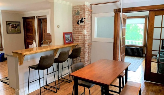 Middlebury Home with Sunset views!