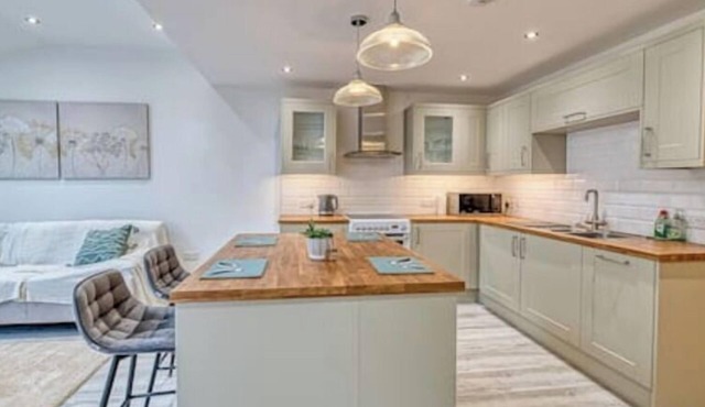 Middlecroft Annex by Guestz