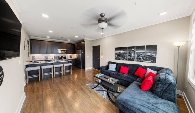 Midnight Strings - Cozy 2BR Retreat Near Broadway