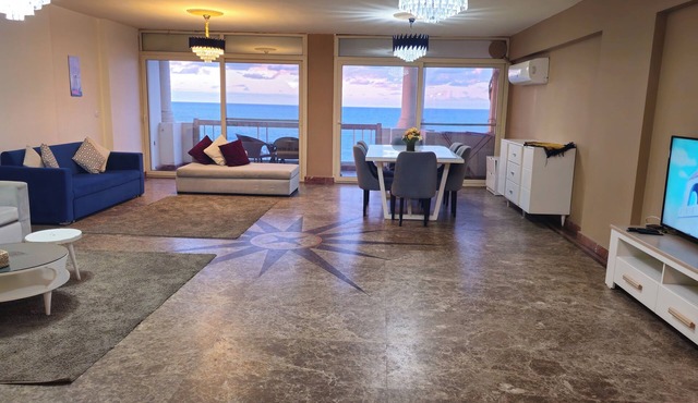 Midpoint sea view - families only