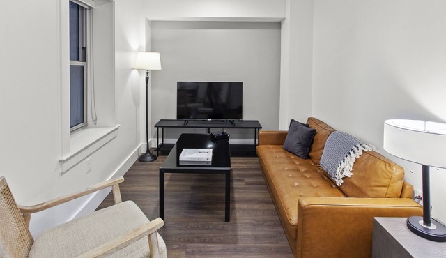 Midtown Studio Steps from Dining and Nightlife