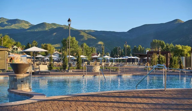 Midway Escape! 2 Relaxing Units w/Hot Spring & Pool access!