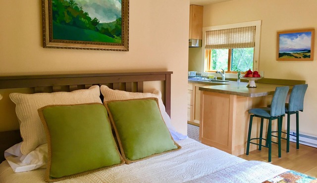 Mill Valley Nature Cottage. Sunny. Serene. Romantic Getaway. Hikers/Bikers Dream