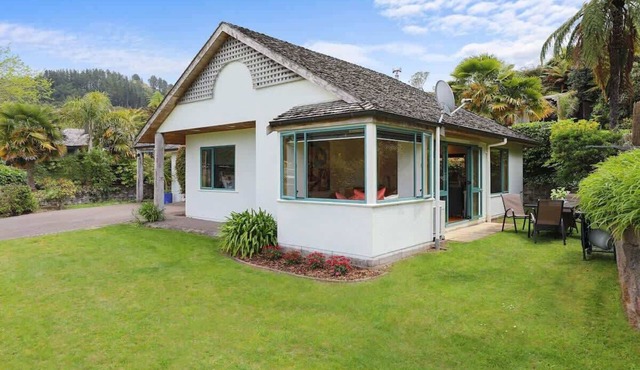 Millar's Hideaway | Super Cute + Great Lake Views