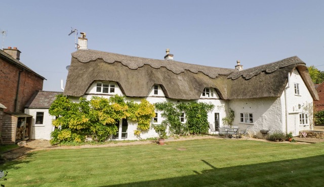 MILLSTONE HOUSE, pet friendly, character holiday cottage in Fleckney