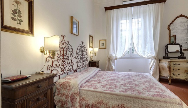 Mimi, spacious apartment with private garden in the heart of Florence