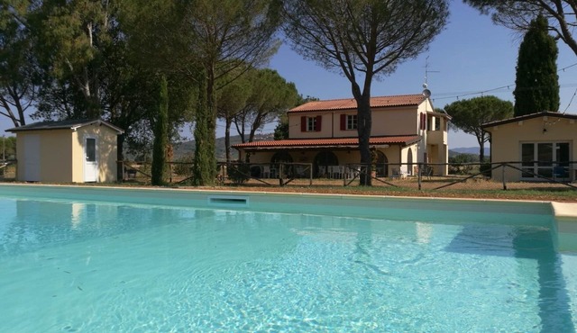 Mimosa Spacious and cozy apartment with porch and pool near the sea
