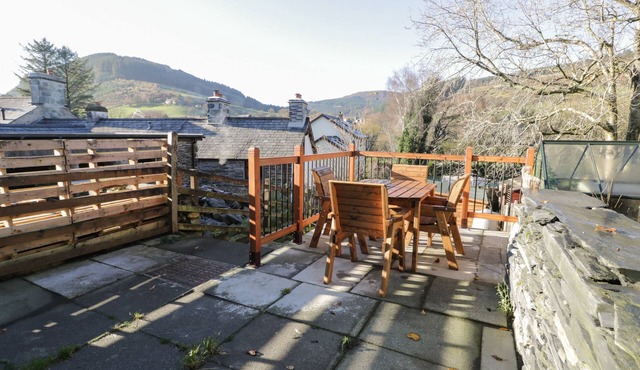 MINAFON, pet friendly, with open fire in Penmachno