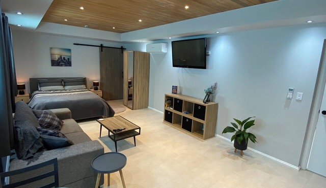 Mindarie Beachside Studio in the coastal suburb of Mindarie, close to the Marina