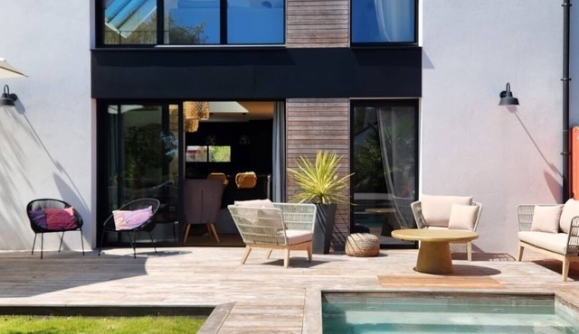 Mini pool & ideal location between beaches and shops