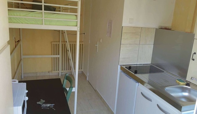 Mini studio between Paris and Disney free parking