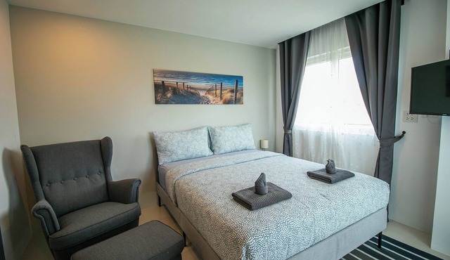 Mini Studio Lake view, Pools, High speed Wi-Fi near by the beach