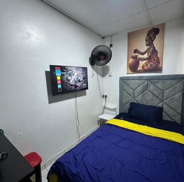 Mini Studio Room in ilasan lekki ikate, The Toilet is Shared, with Netflix