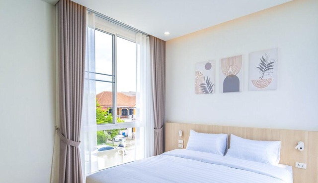 Minimal Luxury 4 Bedroom Home - Walk to Shopping and Supermarket.