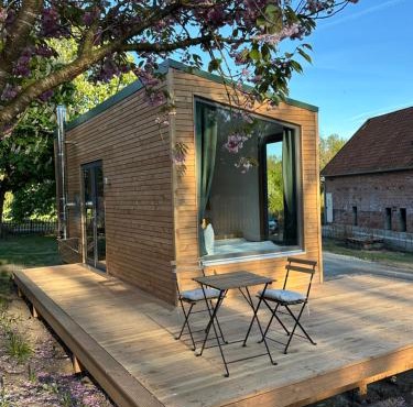 Minimalist Design Cabin mit See- und Wiesenzugang