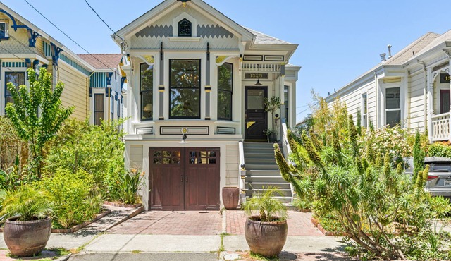 Minimalistic Garden Level 1B/1B Victorian Cottage in Alameda