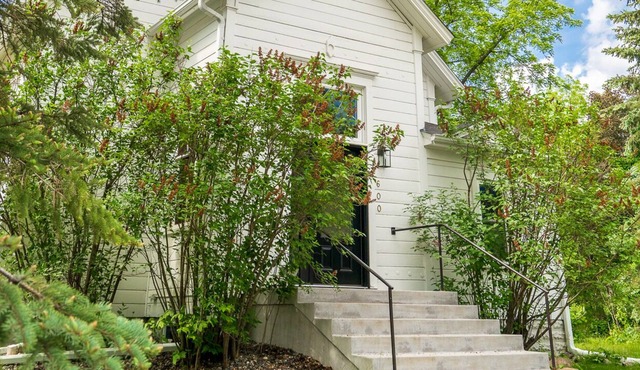 MINNeSTAY* Goin' to the Chapel | Historic | Romantic
