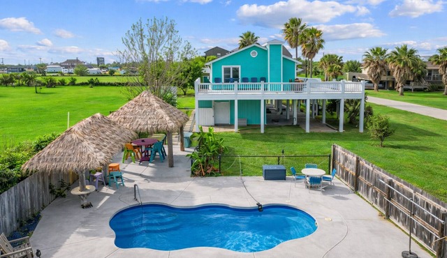 Mins to Beach with Private Pool, Fire Pit & Tiki Bar Sleeps 12