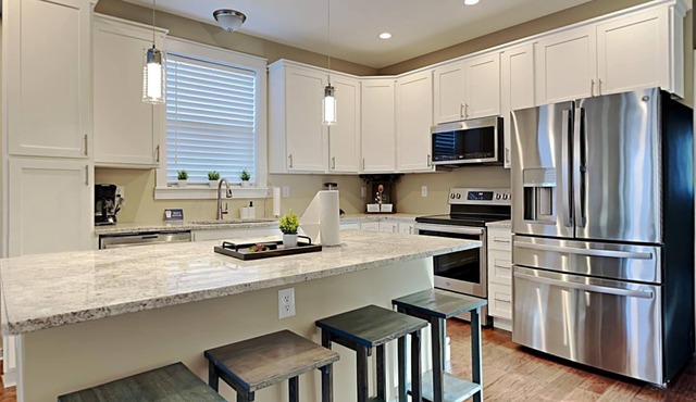 Mins to Downtown & Raceway! Rookwood Retreat 1 & 2