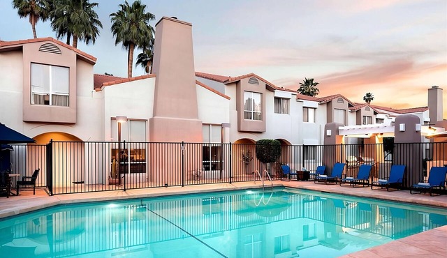 Minutes from Phoenix Art Museum! Free Breakfast, Pool, Pets are Welcome!
