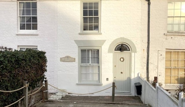 Minutes from Whitstable beach and high street. Sleeps up to 6