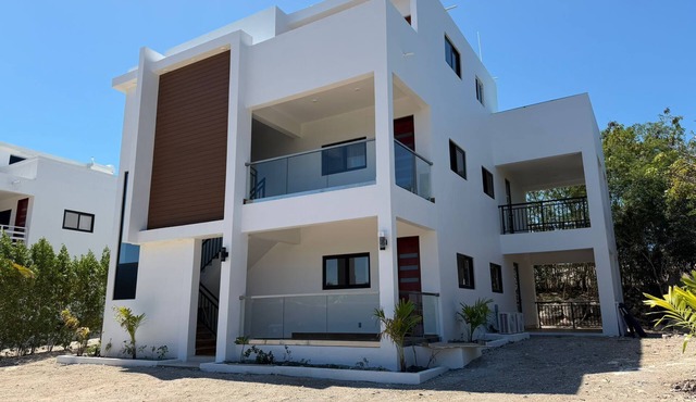 Minutes to Gracebay Beach, Modern 2 Bedrooms and 2 Bathrooms Villa