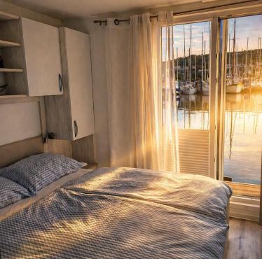 MIRAMARE Romantic Experience with privat Jacuzzi - floating house