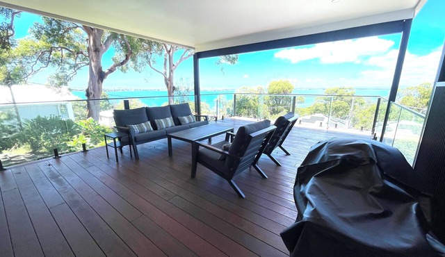 Mirrabooka Magic - Luxury By The Lake