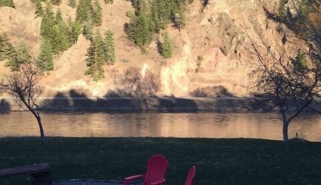 Missouri Riverfront Bungalow Near Craig MT.