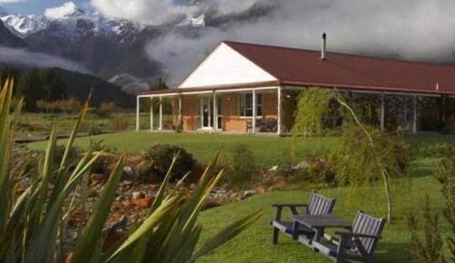 Misty Peaks Guesthouse