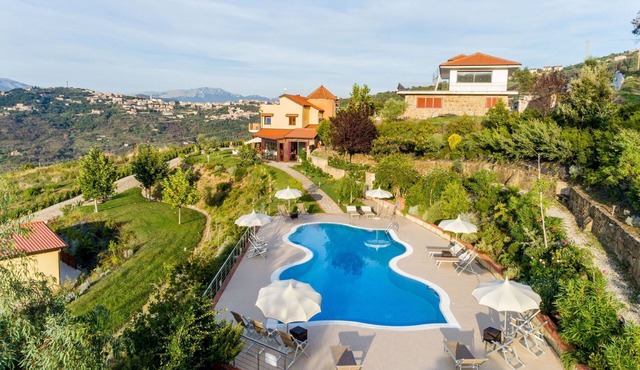mit Aussicht und Pool by Interhome