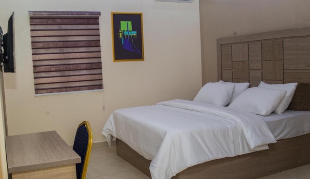 MITOS LUXURY SUITES (BODE THOMAS)