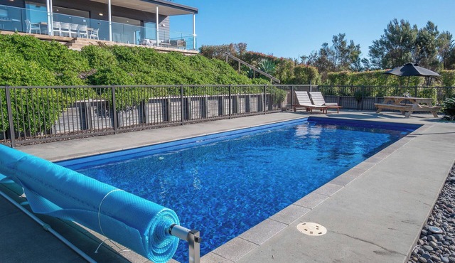 Moanavista - Large Pool and Sea Views