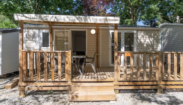 Mobile Home 'Confort B - 1-6 Pers' with Shared Pool, Private Terrace and Shared Garden