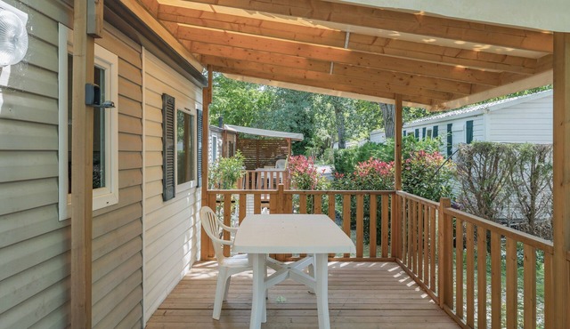 Mobile Home 'Le 147 Aux Iscles' with Shared Pool, Private Terrace, and Air Conditioning