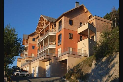 Mobile homes for 4 people with lake view in Residence L'Ecrin du Lac, Chorges