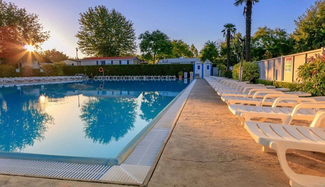 Mobilehome with air conditioning, terrace and pool