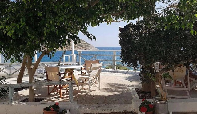 Mochlos Seafront house unique, romantic 3 bedroom house, on the beach in Cretec