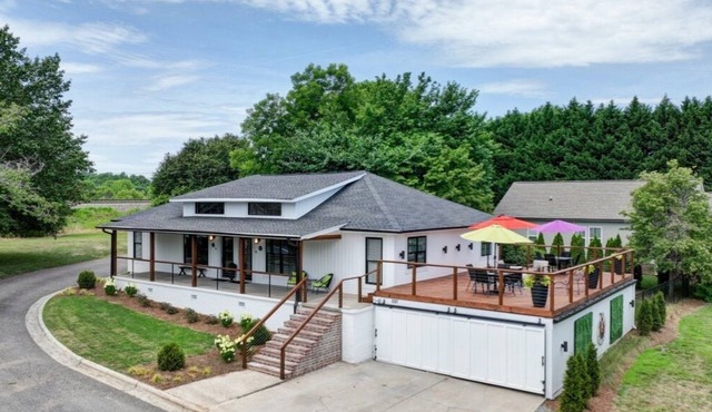 Mod/2BR fire pit+corn hole+bikes+kayaks+private golf+gym+pass. Close to CLT