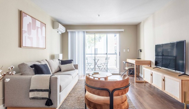 Mod Mountain View 2BR w/Gym, Pool, Downtown Location, by Blueground