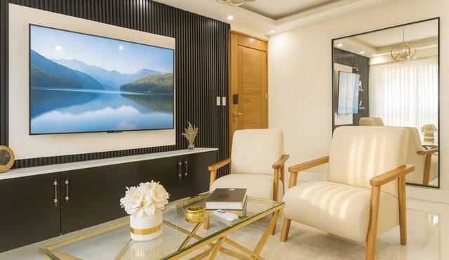 Modern 3BR Apt | Pool, Gym, Parking | Near Monument